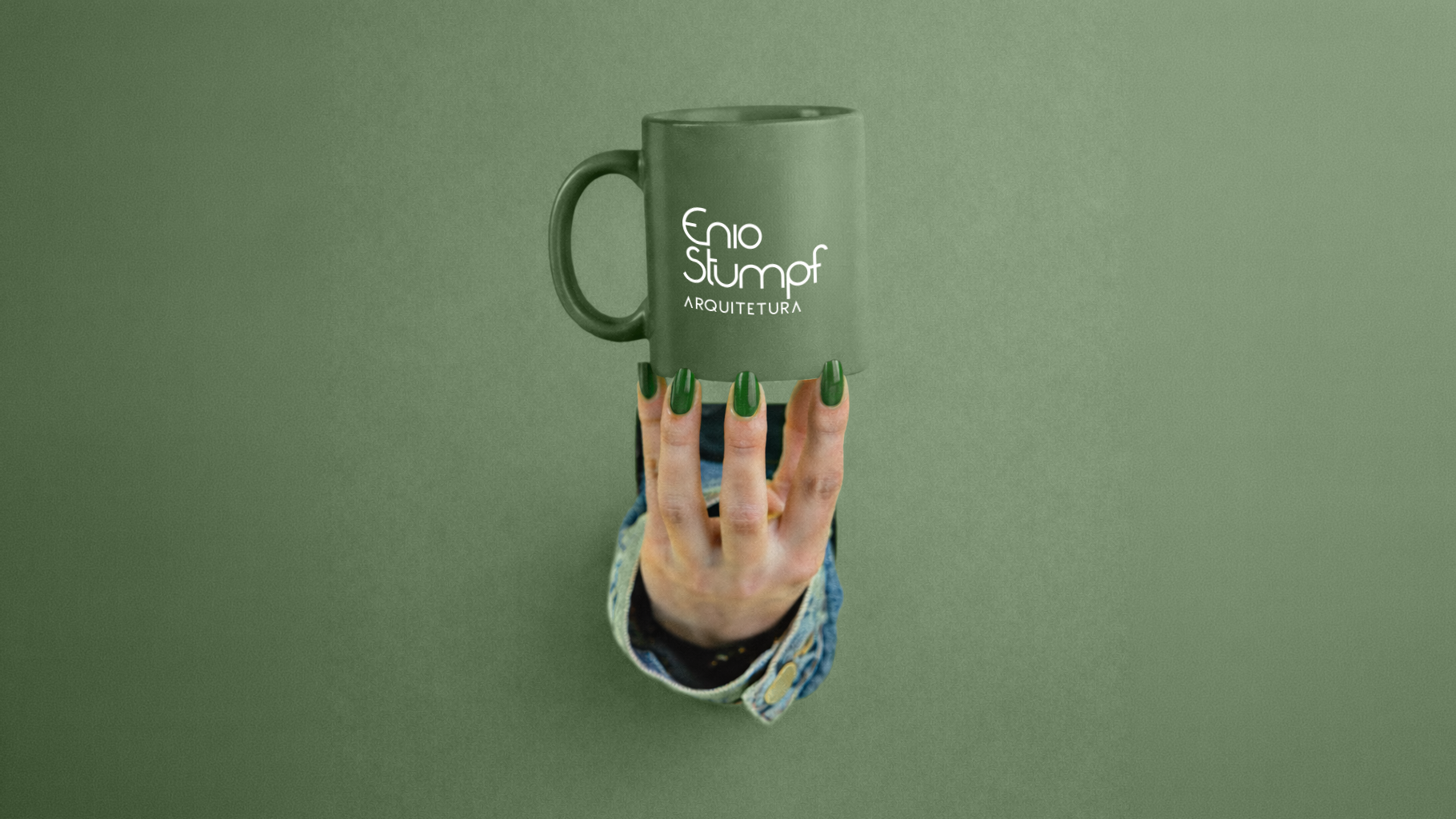 mockup mão + caneca enio2